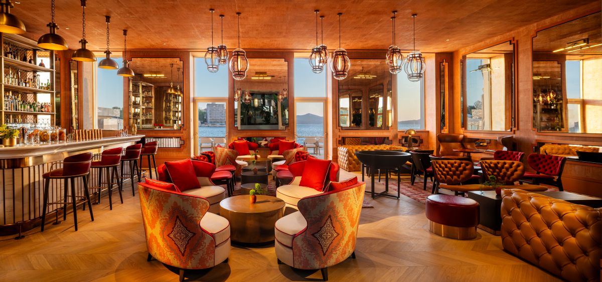 alfreds-bar-2.jpg